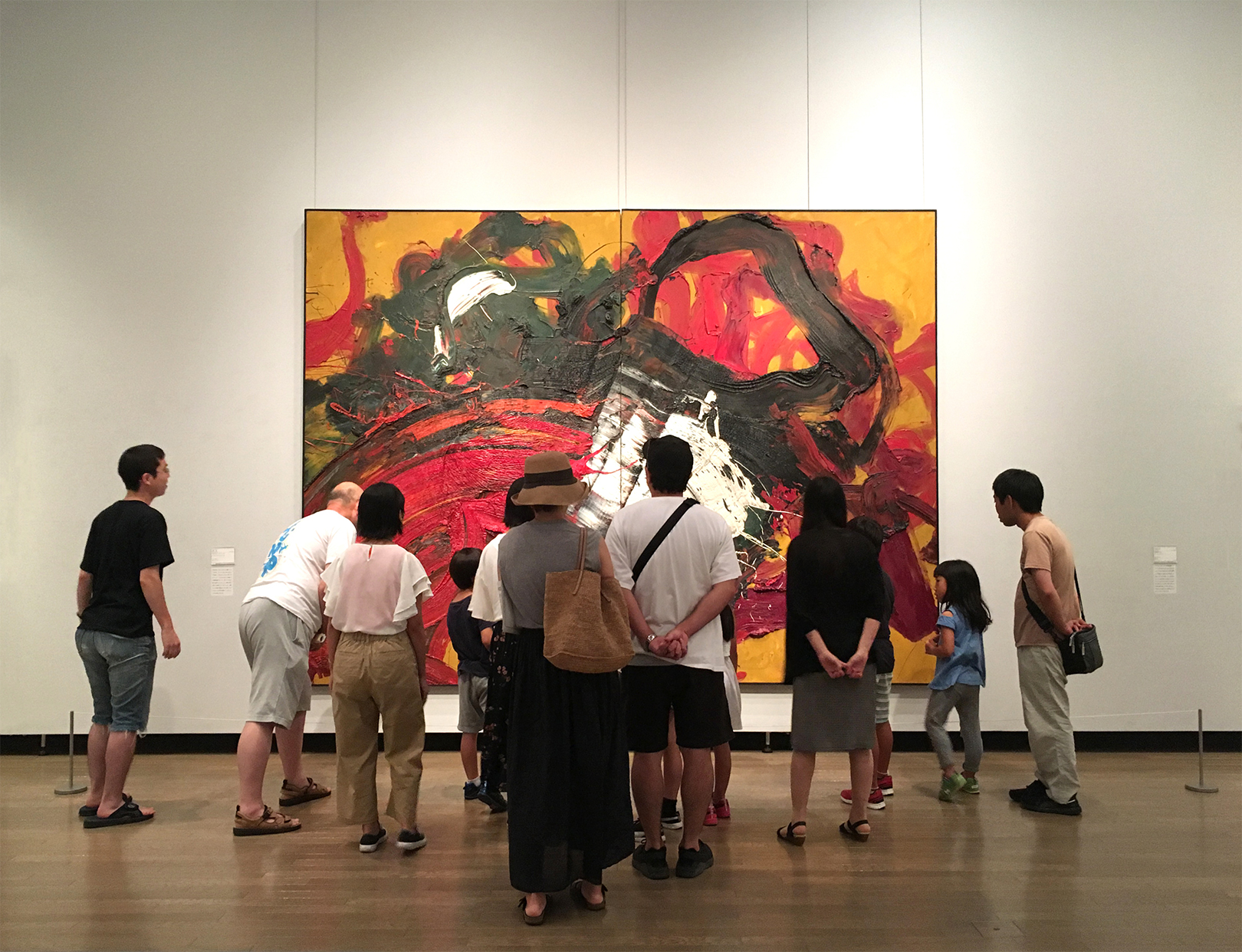 和歌山大学美術館部による「たまごせんせいとわくわくアートツアー」では、年齢もさまざまな参加者が一緒に作品を見て、多様な意見を共有する。