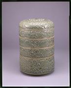 瑞芝焼　青磁菊唐草文段重