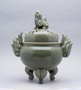 瑞芝焼　青磁鳳凰文獅子鈕香炉