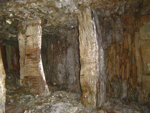 前山A67号墳　横穴式石室玄室天井及び石梁