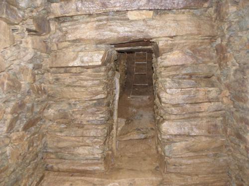 郡長塚古墳（前山B112号墳）　横穴式石室玄室前壁