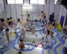 パラモデル《極楽百景 第八景 -新世界 パーク温泉 斬新な入浴-》2007年 / ラムダプリント / 100.0×120.0cm / (c)paramodel / photo: paramodel Courtesy of MORI YU GALLERY