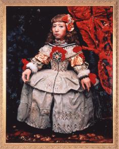 森村泰昌《美術史の娘、王女A》1990　カラー写真に透明メディウム