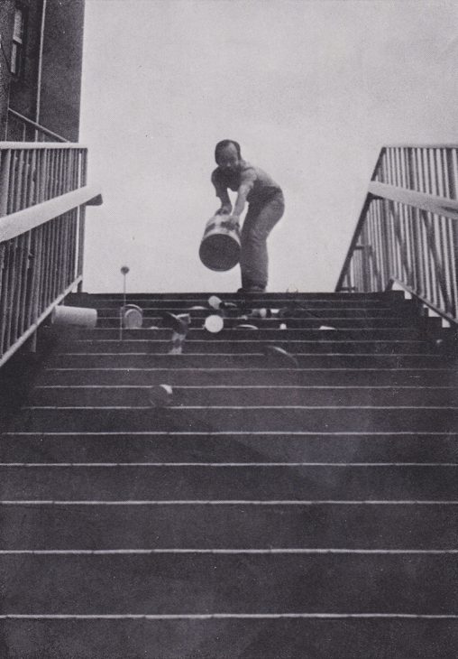 鈴木昭男「階段に物を投げる」1963（雑誌『デザイン』(1976)ための再演）　photo:Nanae SUZUKI