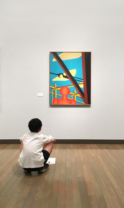 展示室で作品を見るこども