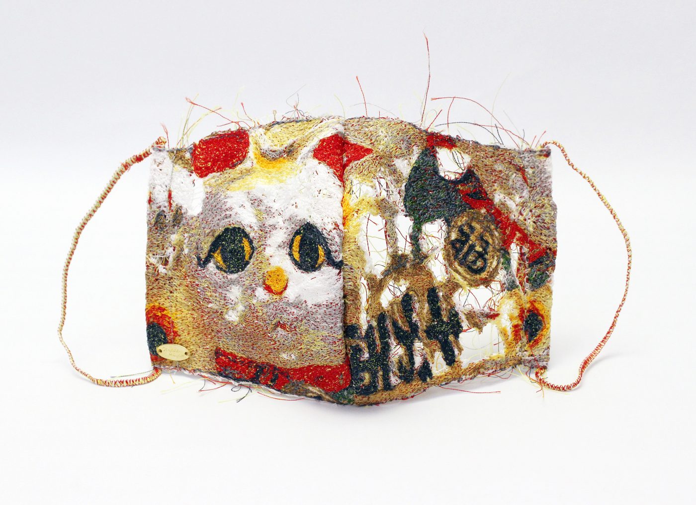 宮田彩加《MASK -招き猫-》2020年 ミシン糸、平ゴム 当館蔵