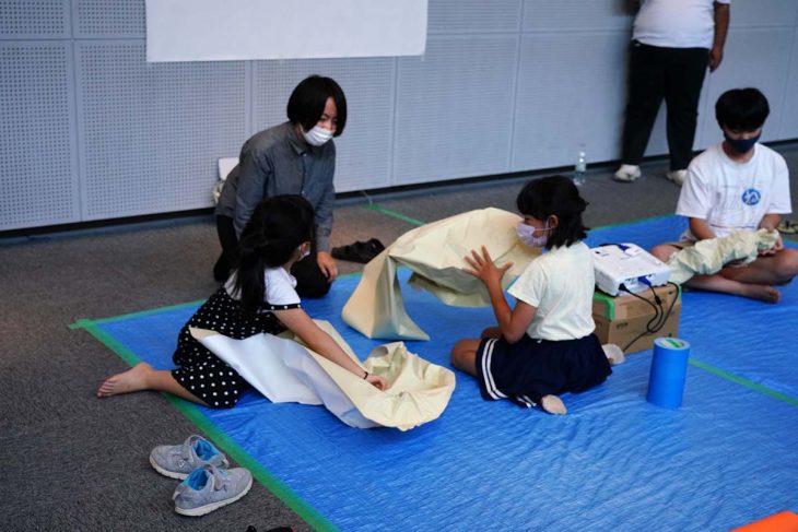 最初に、大きなロール状の色画用紙を使って、最初に1分間で作るかたち「1分彫刻」を試みました。