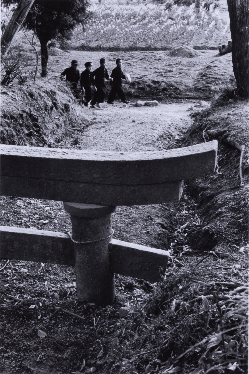 奈良原一高　火の山の麓　黒神村：埋もれた鳥居（〈人間の土地〉より）1954–1957年