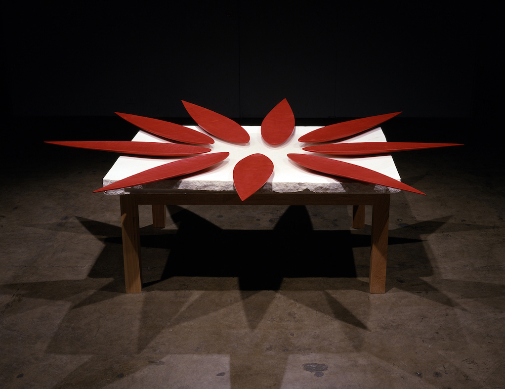 小清水漸《花・赤い》1986年　木、水銀朱、水、白大理石　当館蔵