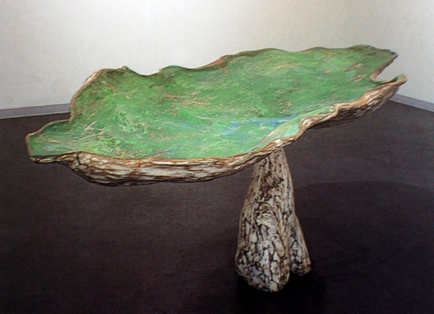 原田要《絵画の庭－平遠II》2002年　木、顔料、他　当館蔵